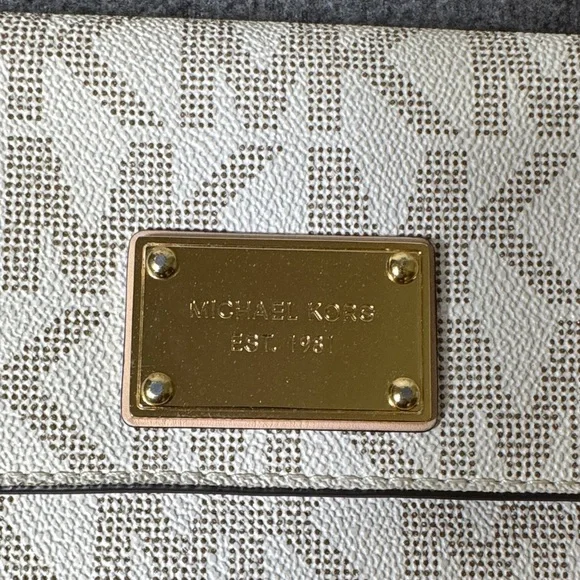 Michael Kors Jet Set Travel Vanilla Logo Crossbody Wallet on Chain - Picture 2 of 14